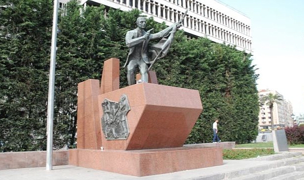 Hasan Tahsin Heykeli'ndeki rölyef çalınmak istendi