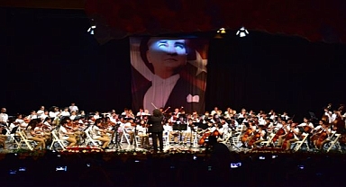 İNCİVAK Çocuk Orkestrası Cumhuriyet için sahnede