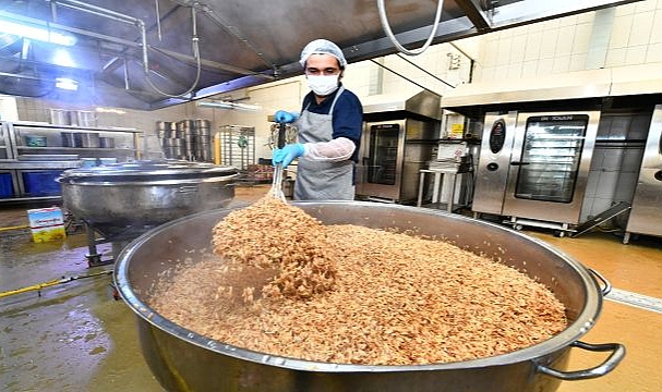Üniversite öğrencilerine yemek desteği başladı
