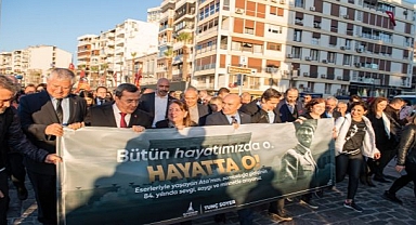 İzmir Ata’ya saygı için yürüdü