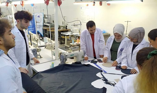 Türk ve göçmen deri dikim ve kesim operatörleri işbaşı yaptı