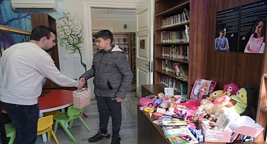 Depremzede çocuklara oyuncak ve kitap