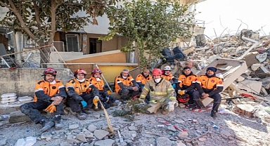 İzmir İtfaiyesi 6 yurttaşı sağ çıkardı