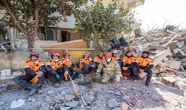 İzmir İtfaiyesi 6 yurttaşı sağ çıkardı