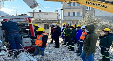 Konak Belediye Başkanı Abdül Batur, deprem bölgesinde