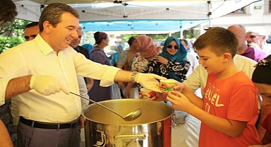 Başkan Koştu Aşure Dağıttı
