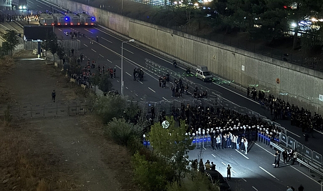 CHP İstanbul İl Başkanlığı Önünde Kayyum Gerilimi
