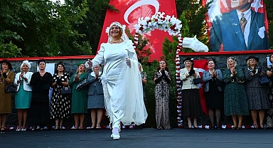 Elazığ’da 70 Yaş Üstü Kadınlardan Cumhuriyet Defilesi