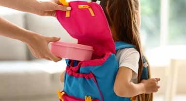 Seferihisar’da Her Gün 500 Çocuğa Beslenme Çantası Desteği