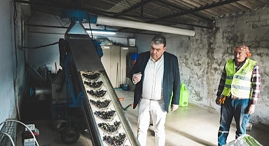 SEFERİHİSAR BELEDİYESİ ZEYTİNYAĞI FABRİKASI SEZONU AÇTI Başkan Yetişkin: “Bereket bu topraklarda doğuyor, üreticide kalmalı”
