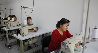 Seferihisar'da Kadınlara Yönelik Hijyenik Ped Üretim Atölyesi