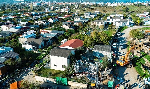 “Seferihisar Belediyesi, Sığacık Karagöl’de Kaçak Yapıları Yıktı”