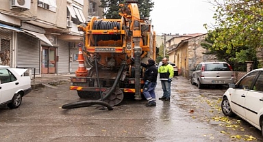 İzmir Büyükşehir Belediyesi ekipleri sağanak yağış ve fırtına nedeniyle seferber oldu