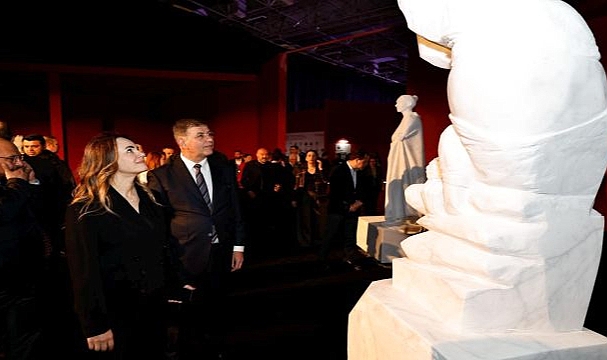 Doğal taşın kalbi İzmir’de atıyor