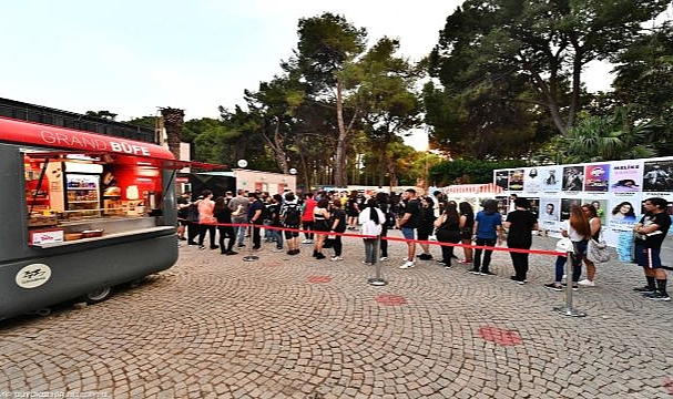 Gençliğe üç bilet jesti