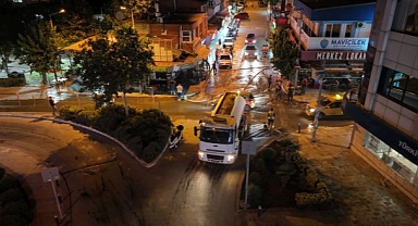 Seferihisar’da kapsamlı yol yıkama çalışmaları aralıksız sürüyor