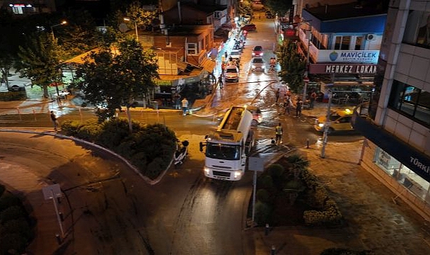  Seferihisar’da kapsamlı yol yıkama çalışmaları aralıksız sürüyor
